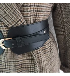 Breiter schwarzer Kunstleder Korsettgürtel Detail für stylische Mäntel und Blazer.