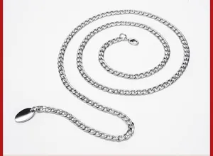 Gedetailleerde close-up van een stijlvolle zilveren metalen ketting met fijne afwerking.