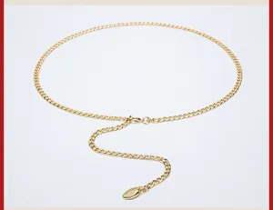 Gouden metalen ketting riem detail, elegante taille accessoire voor jurken en pakken, chic.