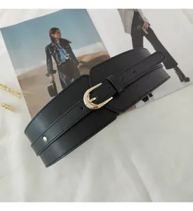 Detailaufnahme einer stilvollen schwarzen breiten Damentaillenguertel mit Schnalle.