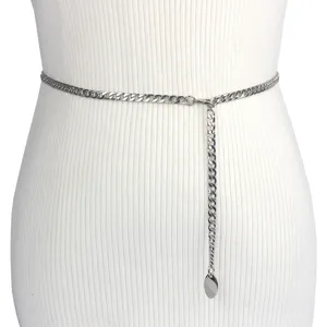 Zilveren metalen kettingriem voor dames, stijlvol tailleaccessoire voor jurken en pakken.