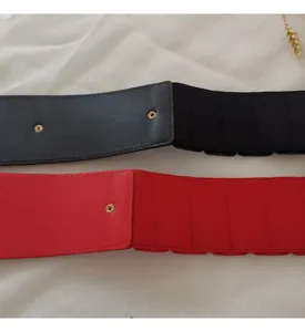 Detailaufnahme des breiten elastischen Taillengürtels, PU-Leder-Korsettgürtel für Mäntel.
