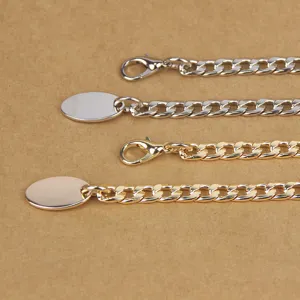 Metalen ketting accessoire voor vrouwen, stijlvolle gouden en zilveren riem voor jurken en tassen.