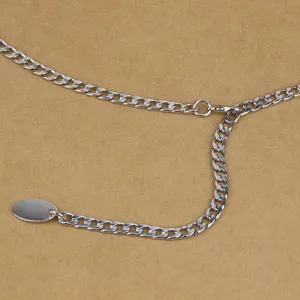 Gedetailleerd overzicht van zilveren metalen tailleketting met fijn schakelontwerp en hanger.
