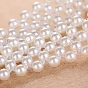 Vue de détail de l'élégante chaîne de taille élastique en perles multi-brins décorative.