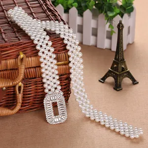 Vue détail de chaîne de taille perles strass, ceinture élastique élégante avec boucle brillante.