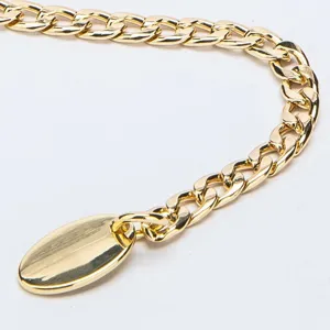 Modieuze gouden metalen kettingriem voor dames, chic tailleaccessoire met ovaal hangertje.