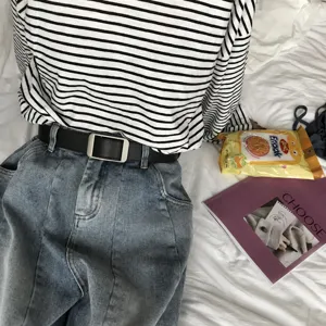 Cintura minimalista da donna in pelle PU nera con elegante fibbia metallica rettangolare.
