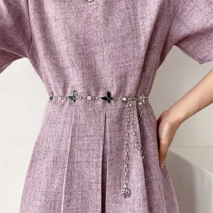 Elegante catena da cintura in metallo da donna con farfalle nere e cristalli luminosi.