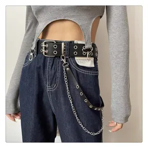 Punk Stil Damen Ledergürtel mit doppelten Ösen und Metallkette Dekoration Modedetail.