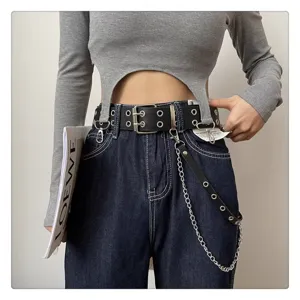 Punk Stil schwarzer Ledergürtel mit doppelten Ösen und Metallketten Dekoration für Frauen.