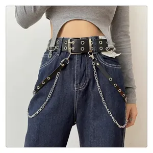Punk Stil doppel Ösen Ledergürtel mit Metallketten und schicker dunkler Jeans Taillendekoration.