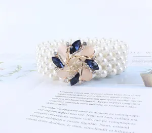 Élégante ceinture élastique en perles multi-rangs avec boucle florale scintillante en strass.