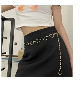 Nahaufnahme eines trendigen Y2K Gold Herz Metall Kettengürtels, stylisches Taillenzubehör.