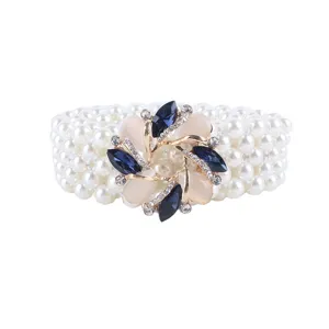 Élégante ceinture extensible en perles pour femmes avec boucle florale brillante.