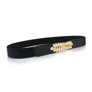 Primo piano dettagliato della cintura elastica nera dotata di una elegante fibbia a foglia.
