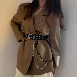 Damen Punk Doppel Oesen Guertel mit Kette modisches Taillenaccessoire fuer stylische Outfits.
