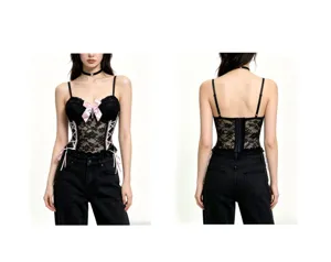 Schwarzes Spitzenkorsett Crop-Top mit pinken Schleifendetails und seitlicher Schnürung.