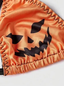 Detalle de sujetador con calabaza de Halloween, textura de lencería sexy gótica.