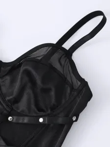 Schwarzes Gothic Korsett Top Detail mit transparenten Mesh Einsätzen und Metall Nieten.