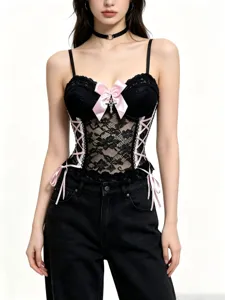 Schwarzes Spitzen-Korsett-Top mit rosa Schleife und Kreuz-Anhänger, coole Subkultur.