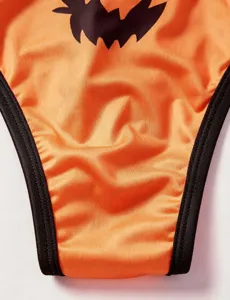 Primer plano de braguita de lencería gótica naranja de Halloween con estampado de murciélago.