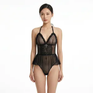 Dettaglio body trasparente in pizzo gotico halter, rete nera e ciondolo a croce elegante.