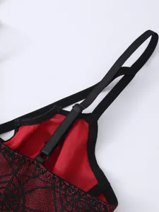 Nahaufnahme des roten und schwarzen Netz-Korsett-Tops mit verstellbaren Trägern.
