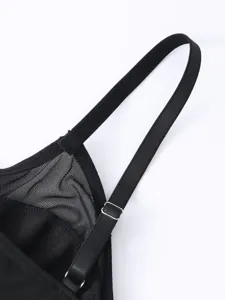 Schwarzes Gothic-Netz-Camisole Detail Nahaufnahme, verstellbarer Träger mit Metallschieber.