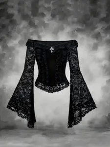 Detail schwarzes Gothic Spitzenoberteil off shoulder, vintage Trommelarm mit Kreuzanhänger.