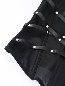 Schwarzes Gothic Korsett Oberteil Mesh Riemen Detail mit Kreuzgurten und Nieten.