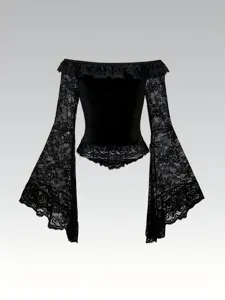 Schwarzes Gothic-Samt-Top mit dramatischen Spitzenglockenärmeln und elegantem Off-Shoulder-Schnitt.