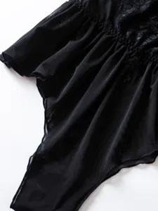 Body in pizzo gotico nero con mesh trasparente e seducente per un look audace e molto affascinante.