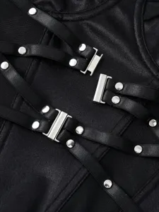 Gothic Oberteil Detail mit schwarzen Riemen, Metallschnallen und transparentem Mesh.