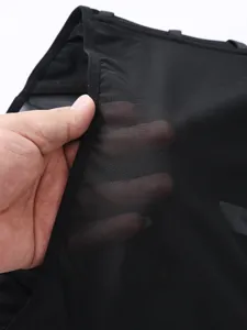 Schwarzer Mesh Stoff Detail, transparente Tüll Textur Nahansicht für leichte und atmungsaktive Optik.