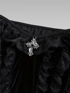 Gothisches schwarzes Samt-Off-Shoulder-Top-Detail mit zarter Spitzenborte und Silberkreuz-Anhänger.
