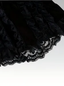 Gothik schwarzer Samt Spitzendetail, elegante Rüschen und dunkel vintage Modestil Artikel.