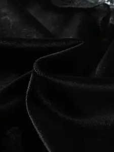 Schwarzer Samt Spitzen Stoff Detailansicht, elegante gothic Stil Damenbekleidung.