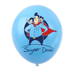 Detailansicht eines blauen Latexballons zum Vatertag mit süßem Super-Dad-Cartoon-Aufdruck.