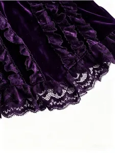 Exquisites lila Samtdetail mit filigraner Spitze und wunderschönen eleganten Rüschen.