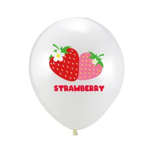 Weißer Latexballon mit Erdbeermotiv im Detail für Geburtstagsfeier und Partydekoration.