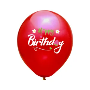 Nahaufnahme Detail des roten Latexballons mit Happy Birthday Druck und süßem Erdbeermotiv.