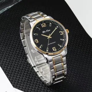 Komsos quartz roloi gia andres kai gynakes me diloro metalliko louri kai mavro kanetran.
