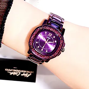 Montre quartz femme élégante carrée violette avec strass étincelants et bracelet acier.