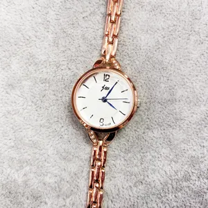 Nahaufnahme der eleganten Roségold Quarzwatch mit weißem Zifferblatt und Metallband.