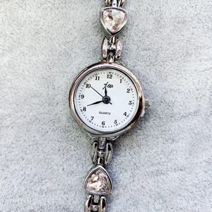 Vintage Mode Damen Quarzuhr Herz Strass Armbanduhr Lässig Edelstahlband Legierungsgehäuse Rund Analog Damen的时装表 Wristwatch
