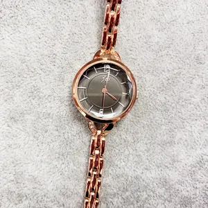 Minimalistische Roségold Damen Quarzarmbanduhr Detailansicht, elegante Metallgliederuhr.