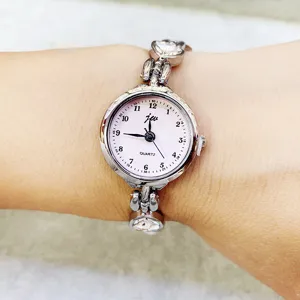 Vintage Damen Quarzuhr mit rosafarbenem Zifferblatt, Kristallherz Armband und klaren Ziffern.