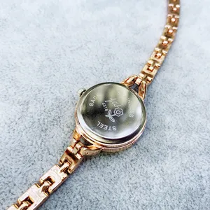 Detaillierte Ansicht der roségoldenen Quarz-Damenuhr Rückseite, elegantes Mode Accessoire Uhren.