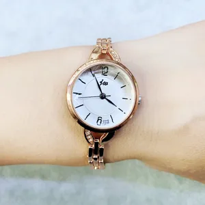Elegante roségoldene Damen Quarzuhr mit weißem Zifferblatt und zartem Kettenarmband im Alltag.